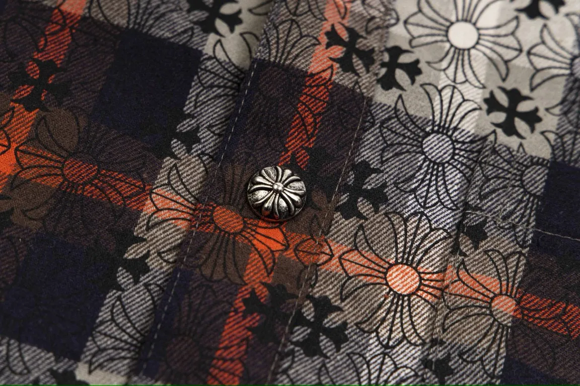 P230 Style number: G009 Chrome Hearts classic cashew flower cross all-over printed jacquard long-sleeved top casual shirt for couples 1️⃣Customized original jacquard fabric, high-quality pure cotton jacquard plaid fabric, soft and comfortable to the touch, a very high-quality fabric! 2️⃣The details of the workmanship are perfectly controlled. The lining is made of vest hemming, and the cuffs are made of double cross leather labels. It is different from the ordinary version. The collar is also designed with interlining, which shows high-end fashion and personality. The style is fashionable, simple and elegant, and it is a very versatile jacket! 4⃣️Complete accessories, all customized with original versions! Same style for men and women Color: cashew red Size: S, M, L, XL
